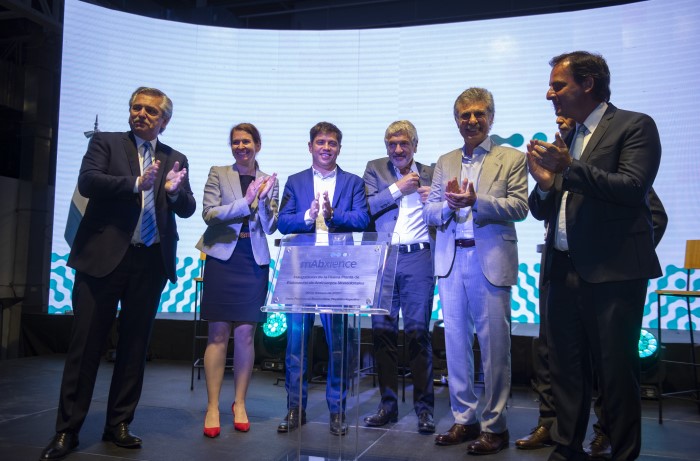 El gobernador Axel Kicillof acompañó al presidente, Alberto Fernández, durante la inauguración una planta en Garín.