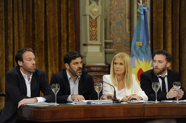 La vicegobernadora Verónica Magario, el jefe de Gabinete, Carlos Bianco, y el ministro de Hacienda y Finanzas, Pablo López.