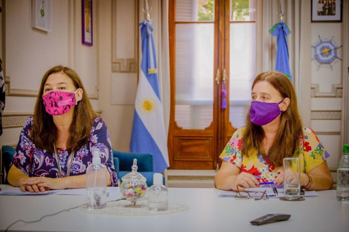 La ministra Estela Díaz junto a la titular de la Unidad de Políticas Transversales Lidia Fernández
