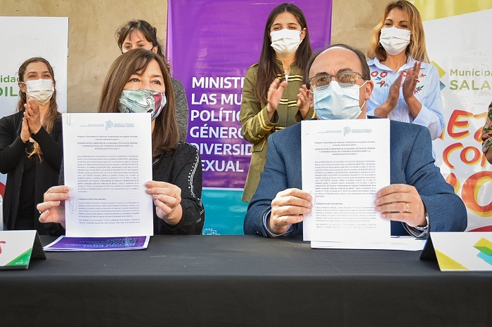 Firma de Comunidades sin Violencias junto al intendente de Saladillo