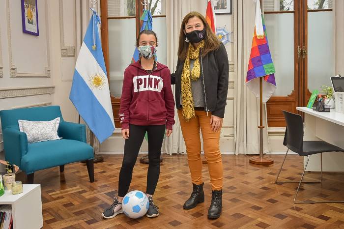 Estela Díaz recibió a la jugadora que la Liga Regional de fútbol no deja jugar