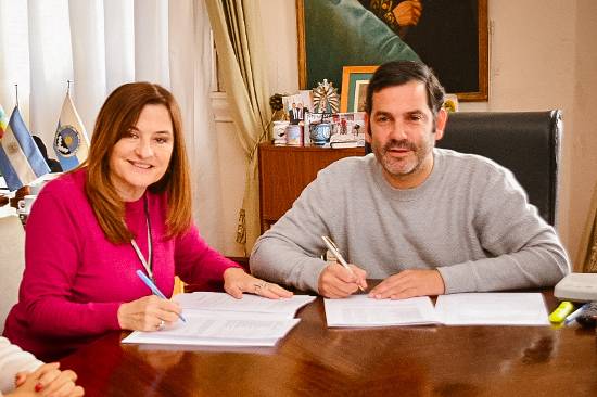 Firma de convenio y entrega de copas menstruales