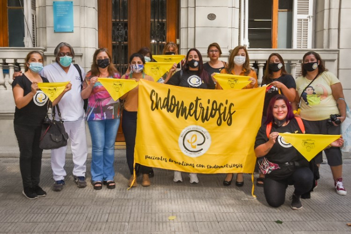  Estela Díaz junto a integrantes de la Asociación Civil de Pacientes Argentinas con Endometriosis