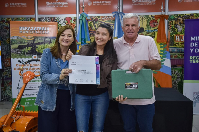 Estela Díaz y Carlos Balor realizaron la entrega de certificados