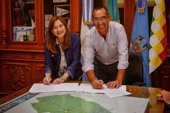 Firma de convenios para fortalecer políticas de género en Azul