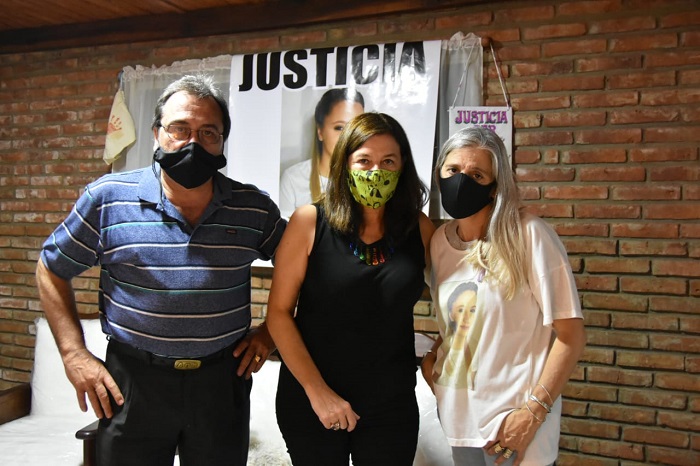 Estela Díaz junto a Patricia Nasutti, la madre de Úrsula Bahillo y Adolfo, su padre