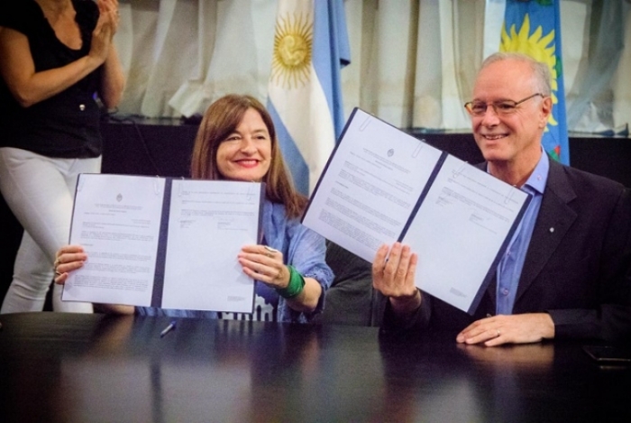La ministra Estela Díaz y del ministro Daniel Gollán durante la firma