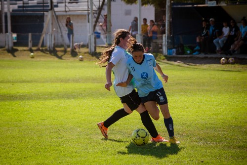 Dos jugadoras compiten por el balón en el partido que ganó Olavarría