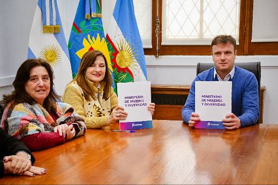 Firma de convenio y encuentro con las áreas de género municipales
