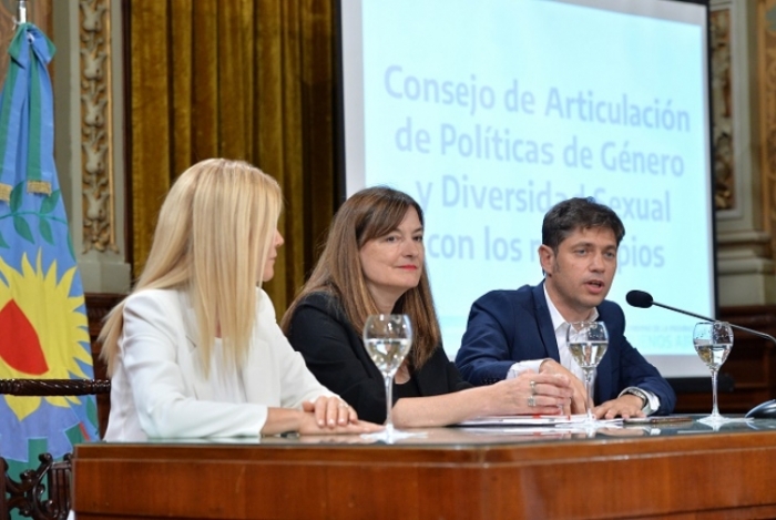 El gobernador, Axel Kicillof, junto a la vicegobernadora, Verónica Magario y la Ministra Estela Díaz durante la presentación