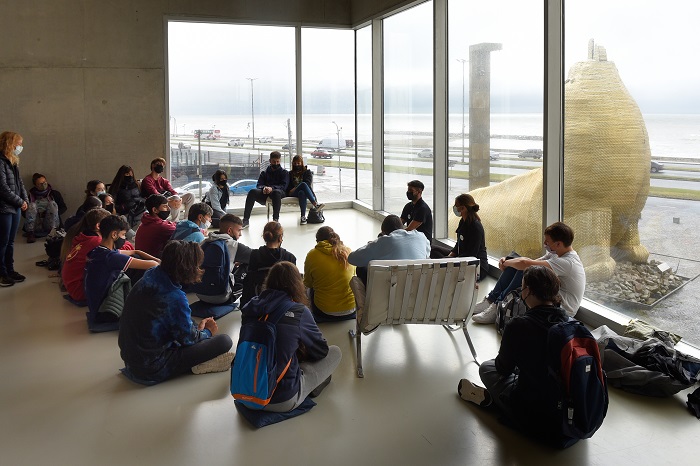 Grupo de personas recorriendo el museo