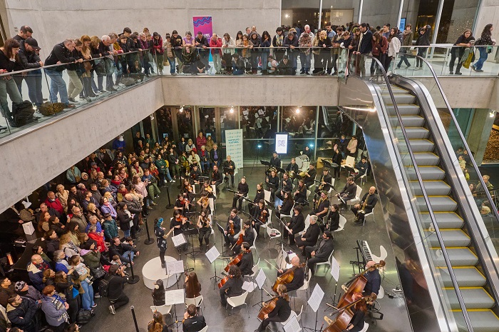 Hall del museo MAR con público observando la Orquesta Sinfónica