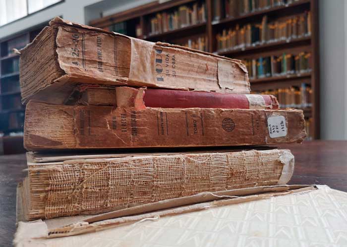 Taller de reparación de libros en la Biblioteca Central de la Provincia