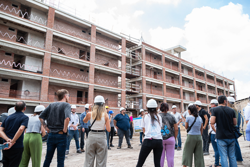 Autoridades recorrieron la construcción de viviendas y espacios comunitarios en barrios populares