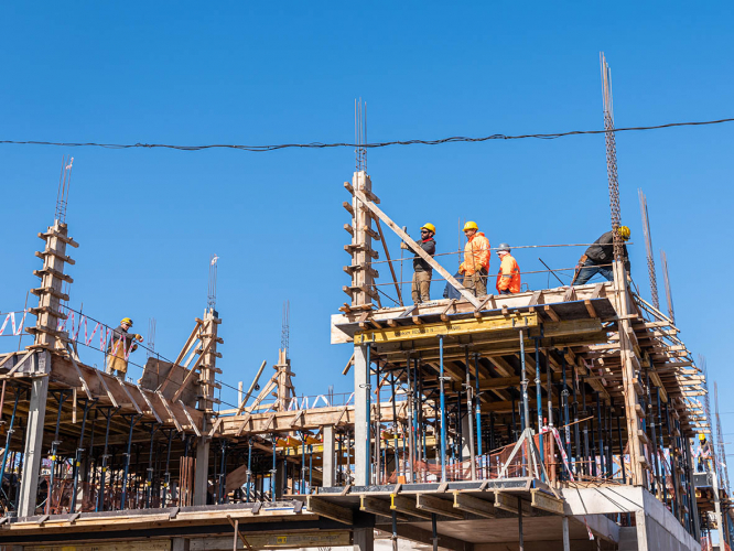 Trabajos de construcción de viviendas en Villa Itatí