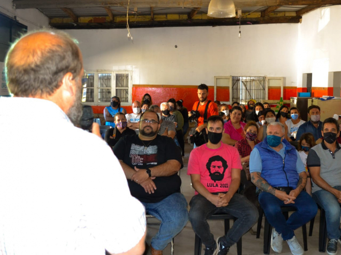 Mesa participativa con vecinos y vecinas del barrio Autódromo