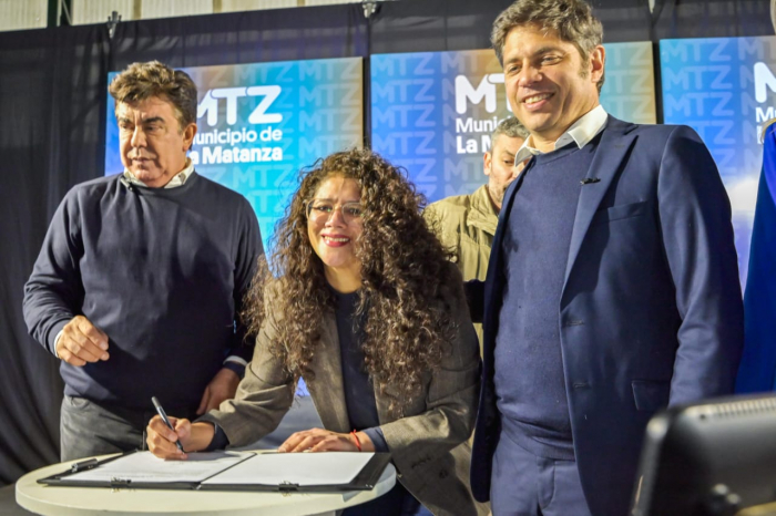 Barrios y Kicillof firmaron el avance de programas y nuevas obras para el barrio 17 de Marzo