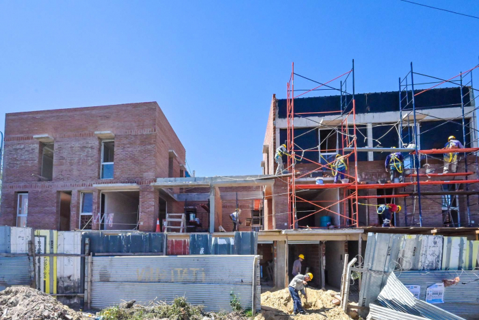Villa Itatí: sigue la construcción de 64 nuevos hogares para familias del barrio