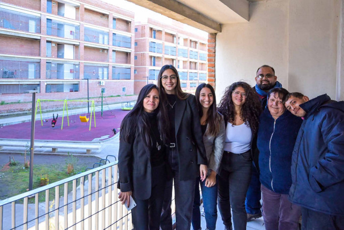 La directora ejecutiva y su gabinete con una familia adjudicataria