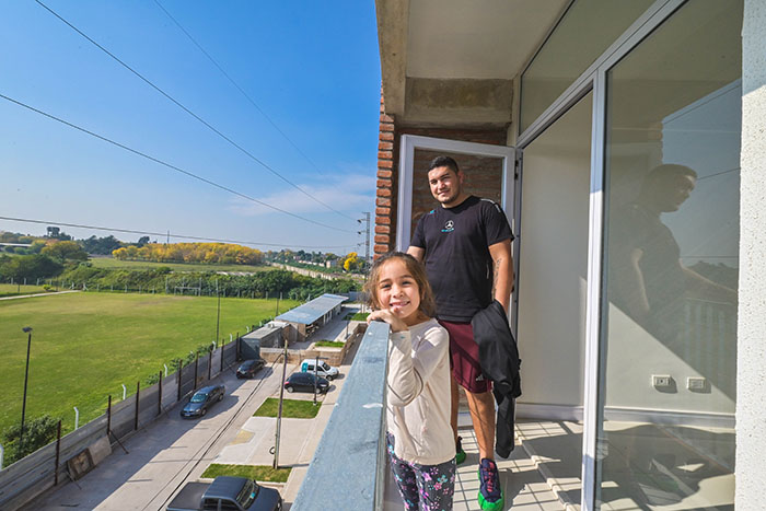 Familias conociendo su nuevo hogar