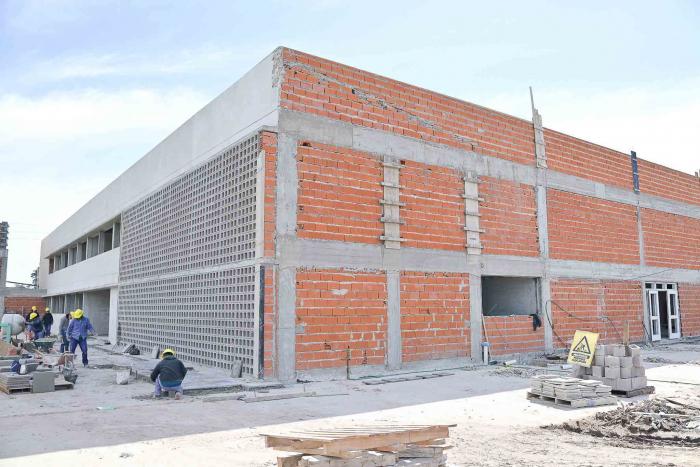 Tareas de construcción en el polo educativo de Pilar 