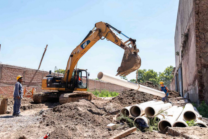 Continúa la construcción del colector cloacal que abastecerá a todo Villa Porá