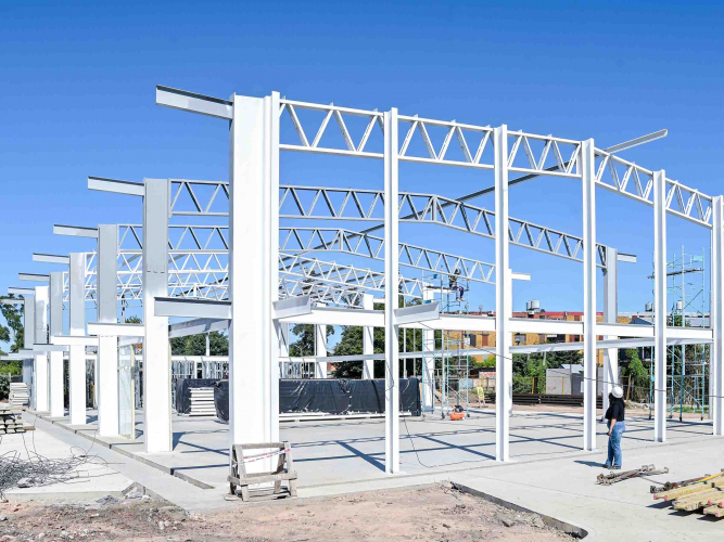 Continúa la construcción del polideportivo en el barrio Presidente Sarmiento