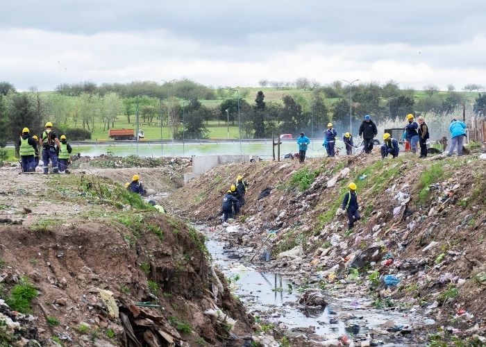 Cooperativistas llevan a cabo tareas de saneamiento y limpieza del basural