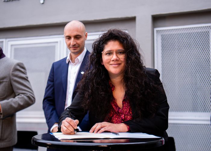 Romina Barrios firmando un convenio para obras en el municipio de Escobar