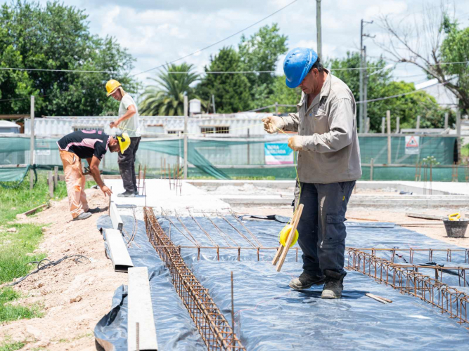 Avanza la construcción de un espacio para actividades socioculturales y un playón deportivo en el barrio Compal