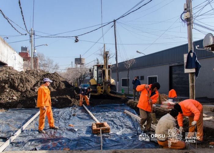 Ejecución del tendido de la red de agua potable y cloaca en Villa Porá