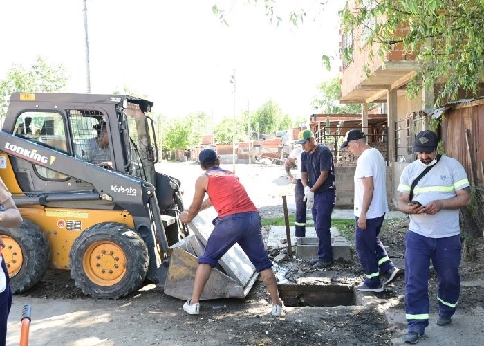 Colocación de tapas pluviocloacales en el barrio Garrote