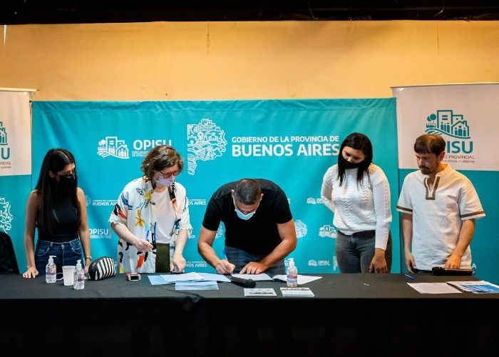 Firma de contrato con cooperativas y asociaciones civiles