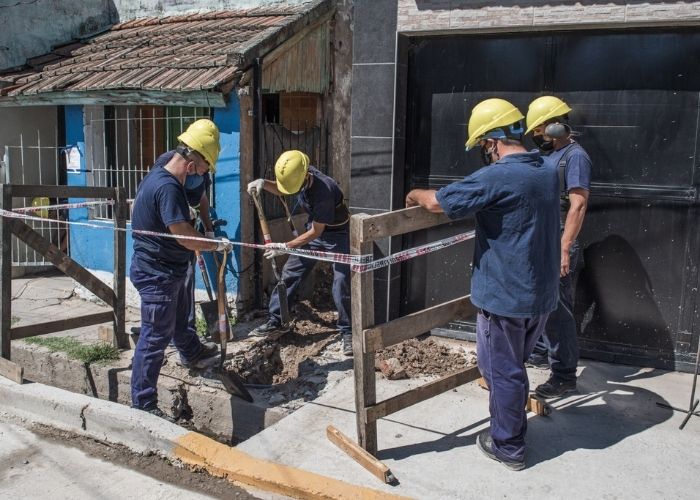 Instalación de conexiones intradomiciliarias de agua y cloaca en Villa Itatí