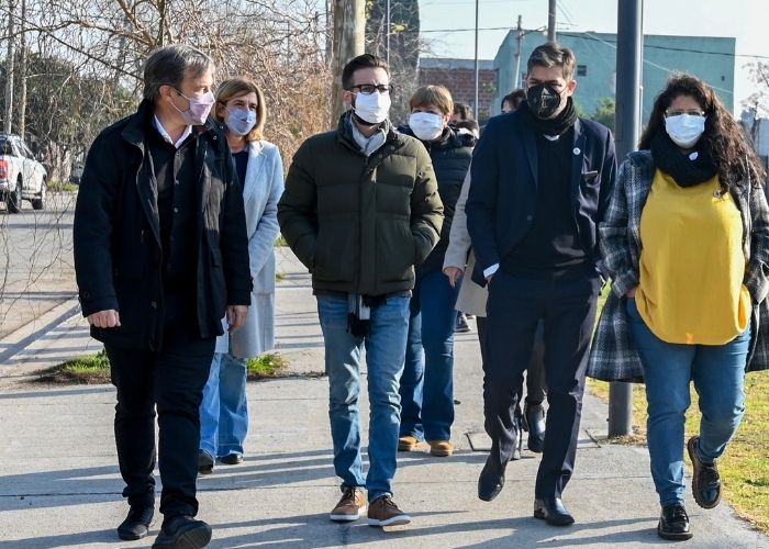 Recorrida de autoridades provinciales y municipales por el proyecto de reurbanización de Don Orione Viejo.