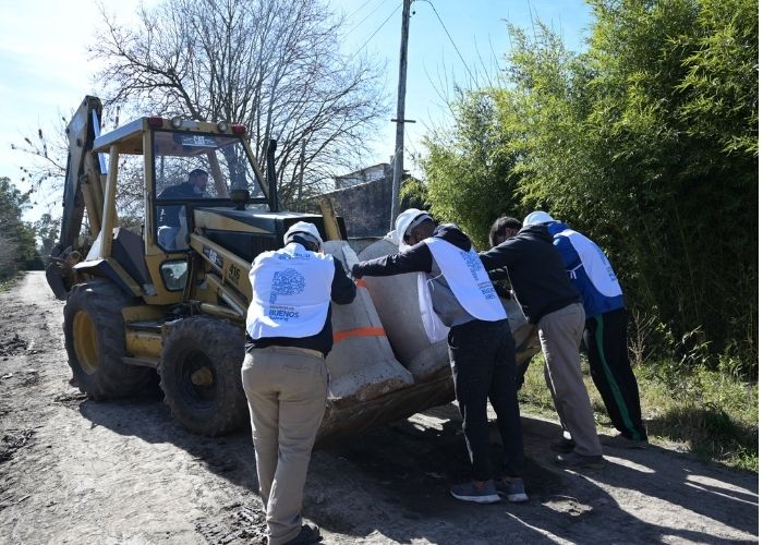 Colocación de caños pluviales en el barrio Biocca