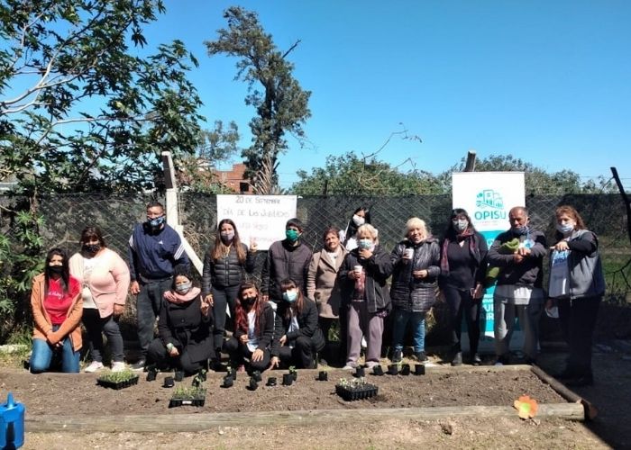 Huerta terapéutica para adultos mayores en el Centro de Atención Barrial de Morón