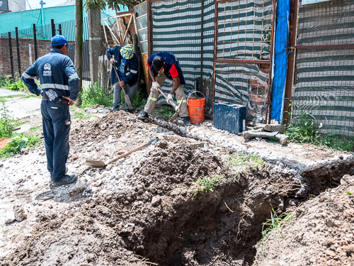 Obra de conexiones intradomiciliarias de cloaca en Costa Esperanza