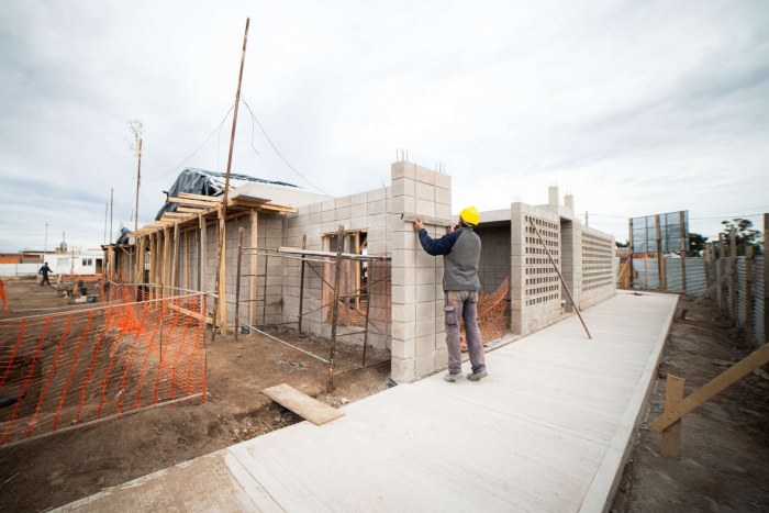 Avanzan a buen ritmo la construcción de un nuevo salón de usos múltiples y pavimentación