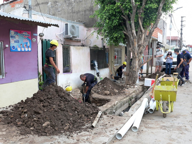 Conexiones de agua y cloaca en Villa Itatí