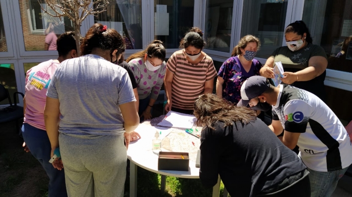 Promotoras y promotores educativos trabajando en Villa Itatí, Quilmes