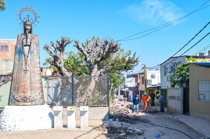 Conexiones intradomiciliarias de agua y cloaca en Villa Itatí