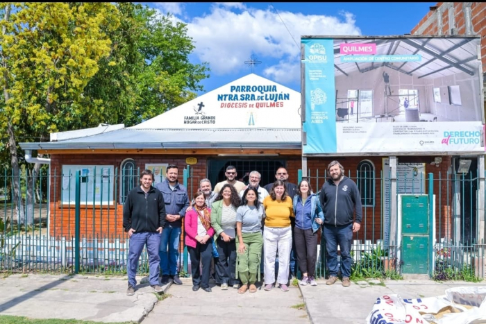 Barrios recorrió junto al sacerdote jesuita Juan José Berli las mejoras que se realizan en el centro sociocomunitario de la parr