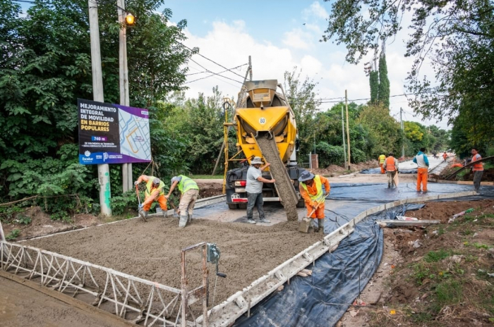Avanza el plan de pavimentación de 110 cuadras en barrios populares del distrito