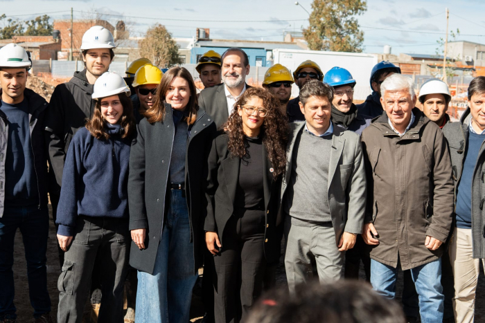 Barrios, Kicillof y Susbielles visitaron la construcción del centro comunitario y pavimento en el barrio Más Barrios
