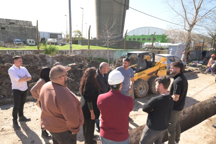 Barrios y Secco recorrieron la construcción de la red cloacal en el barrio Mosconi