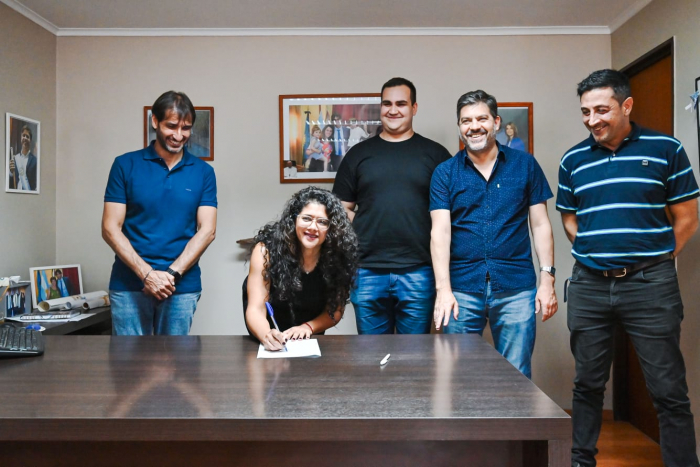 Barrios, Bianco y Angueira firmaron contratos para reactivar el Centro de Desarrollo Infantil en el barrio La Loma Barrios, Bianco y Angueira firmaron contratos para reactivar el Centro de Desarrollo Infantil en el barrio La Loma