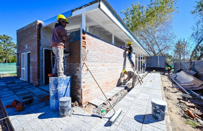 Trabajadores avanzando con la obra en Punta Indio