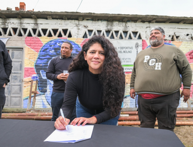 Barrios firmó el inicio de mejoras en el Club Social y Deportivo Los Pinos del Molino de La Matanza