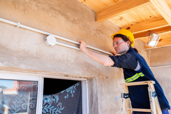 Continúan las obras de conexiones eléctricas en hogares de Melchor Romero y Altos de San Lorenzo